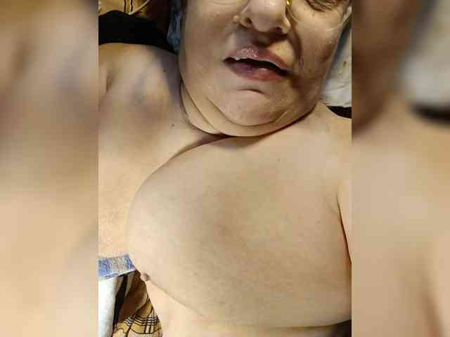 LLIyJluk live female cam on bongacams