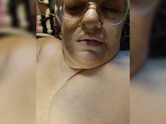 LLIyJluk live female cam on bongacams