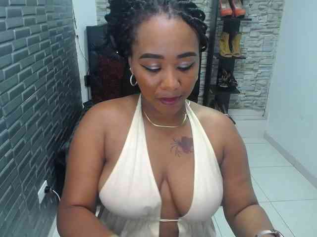Model: pamela-ebony