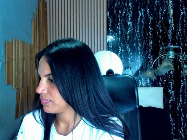 LeslieLux Live Cam on BongaCams