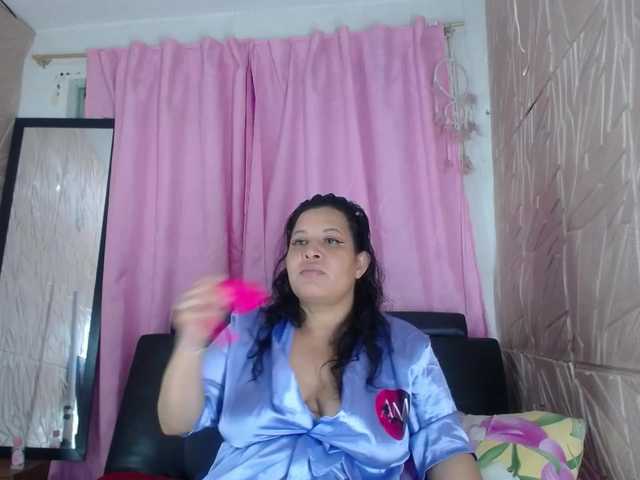 Camila-milf live cam on BongaCams