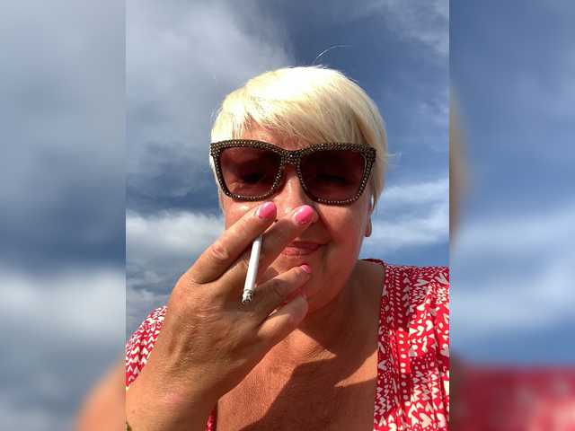 Laura-milf live webcam show