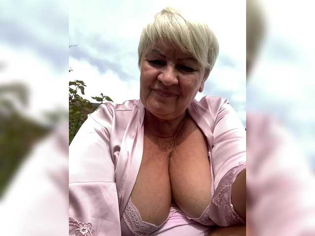 laura-milf live cam on BongaCams