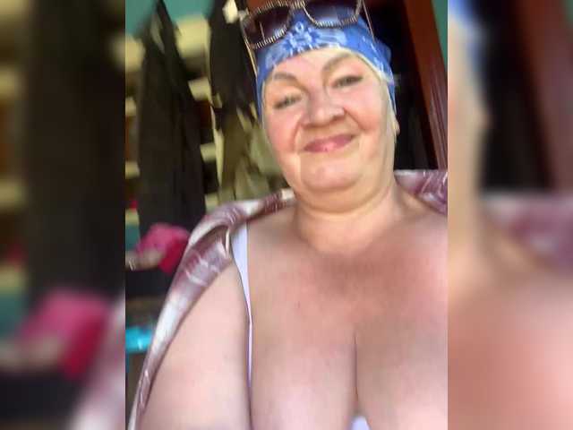 laura-milf live cam on BongaCams