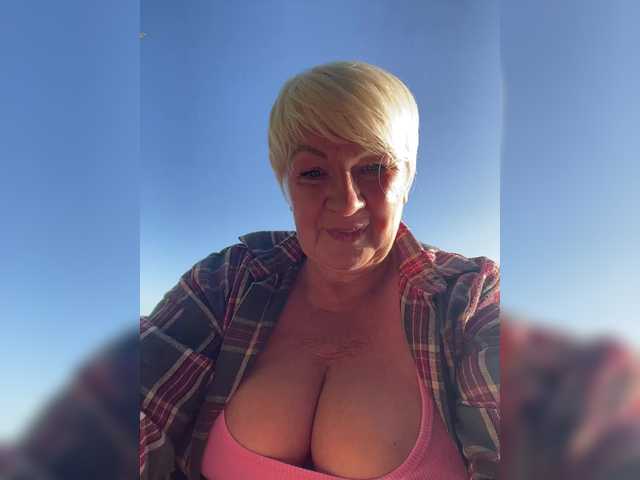 laura-milf live cam on BongaCams