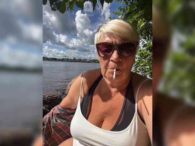Laura-milf webcam
