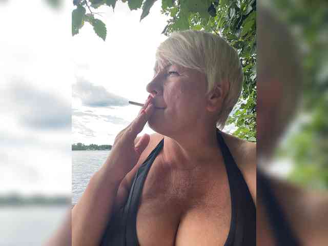 laura-milf Live Webcam on BongaCams