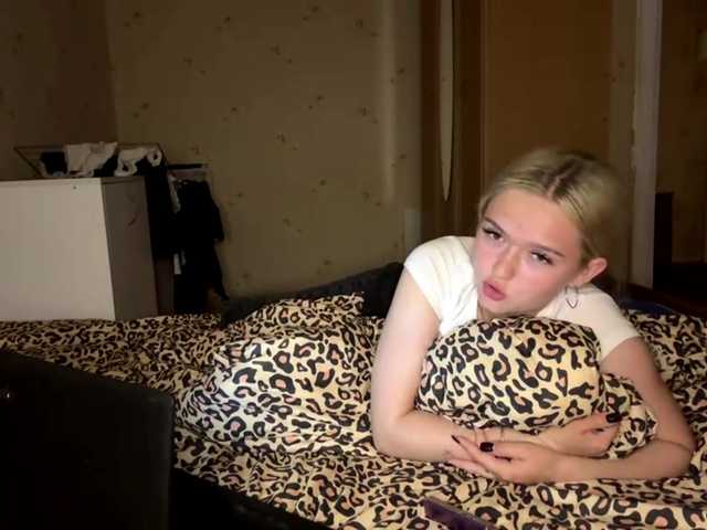 DulcieDrinkall live cam on BongaCams