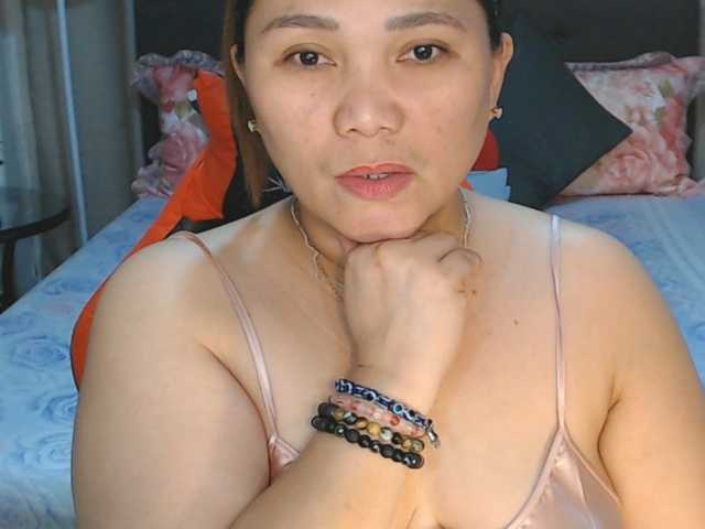 AsianHotMama143 live cam preview