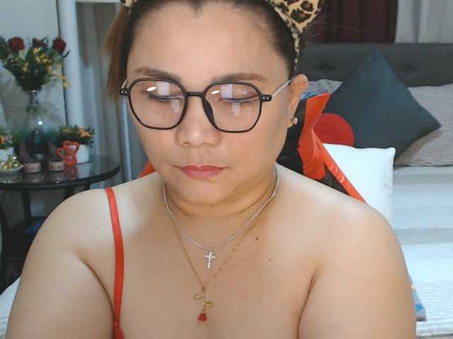 AsianHotMama143 live cam on BongaCams