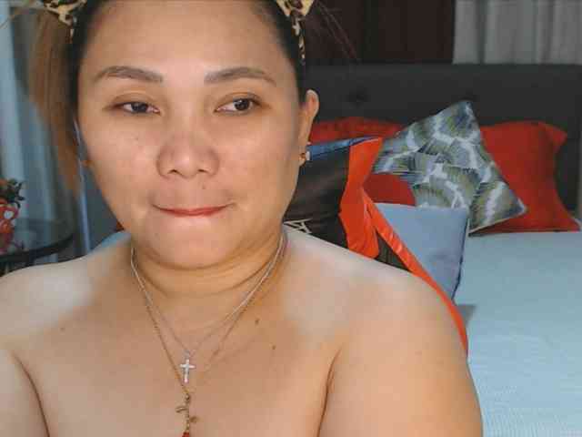 AsianHotMama143 webcam