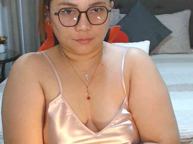 AsianHotMama143 webcam