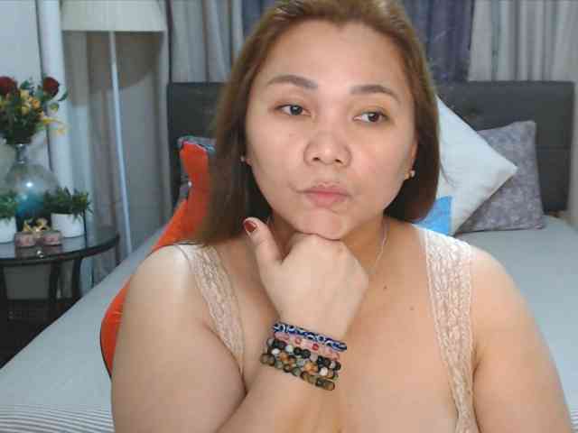 AsianHotMama143 webcam
