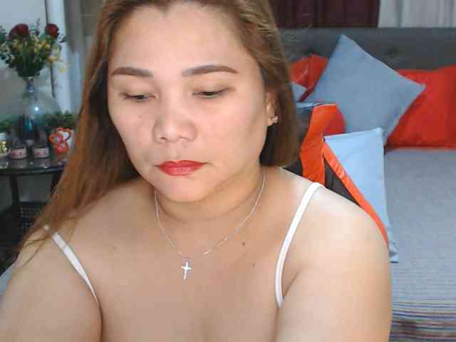AsianHotMama143 webcam