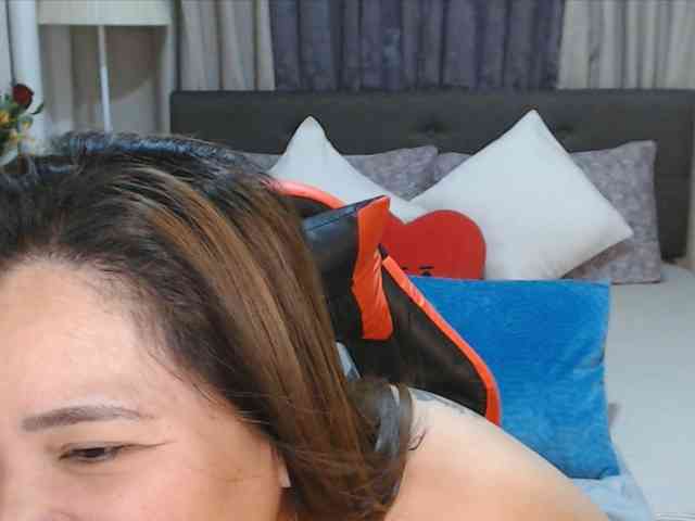 AsianHotMama143 webcam