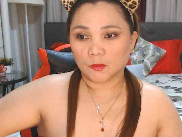 AsianHotMama143 webcam