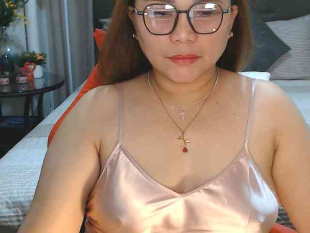 AsianHotMama143 webcam