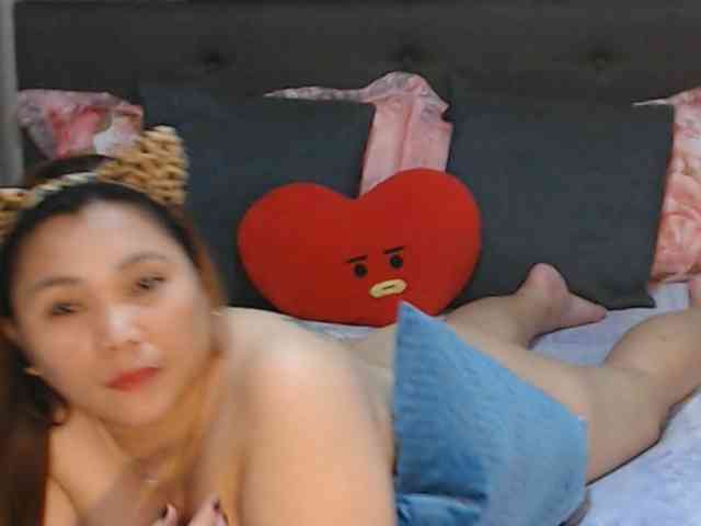 AsianHotMama143 webcam