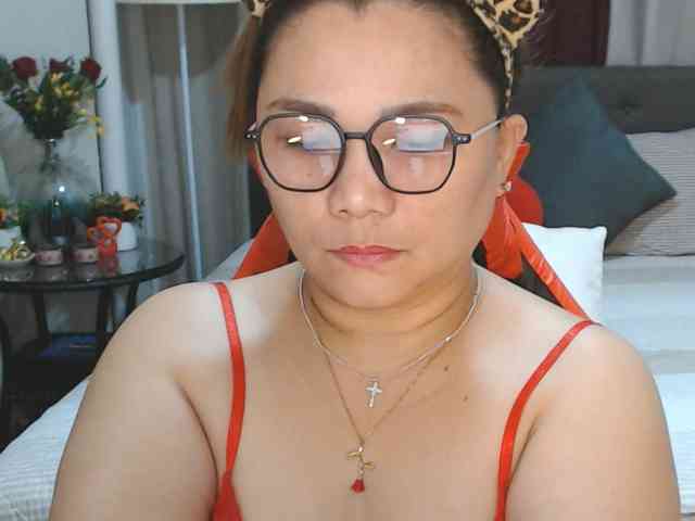 AsianHotMama143 webcam