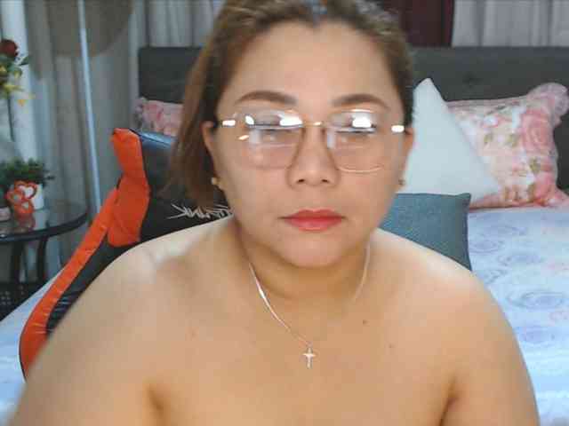 AsianHotMama143 webcam