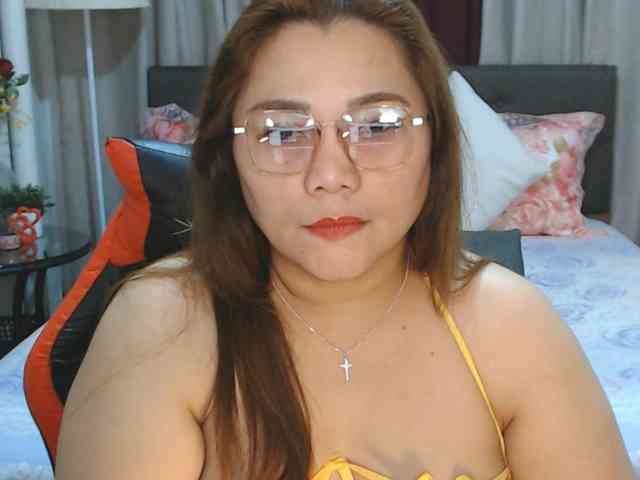 AsianHotMama143 webcam