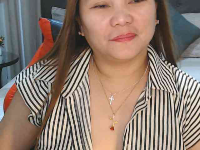 AsianHotMama143 webcam