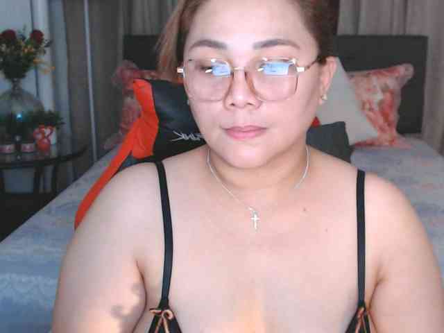 AsianHotMama143 webcam