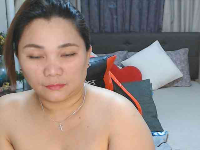 AsianHotMama143 webcam