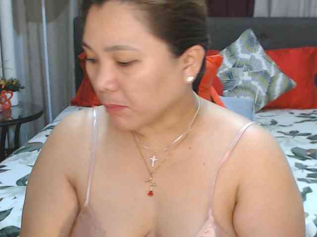 AsianHotMama143 webcam