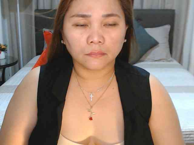 AsianHotMama143 webcam