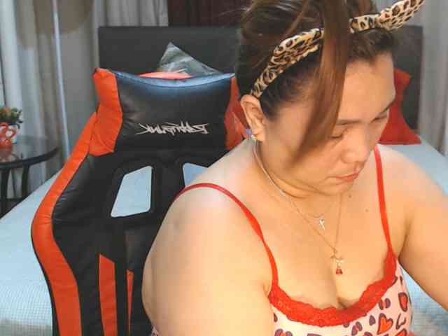 AsianHotMama143 webcam