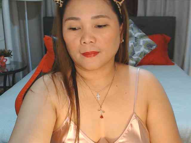 AsianHotMama143 webcam