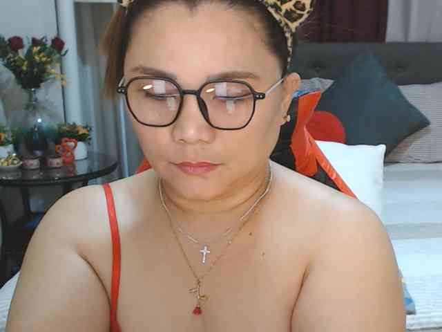 AsianHotMama143 webcam