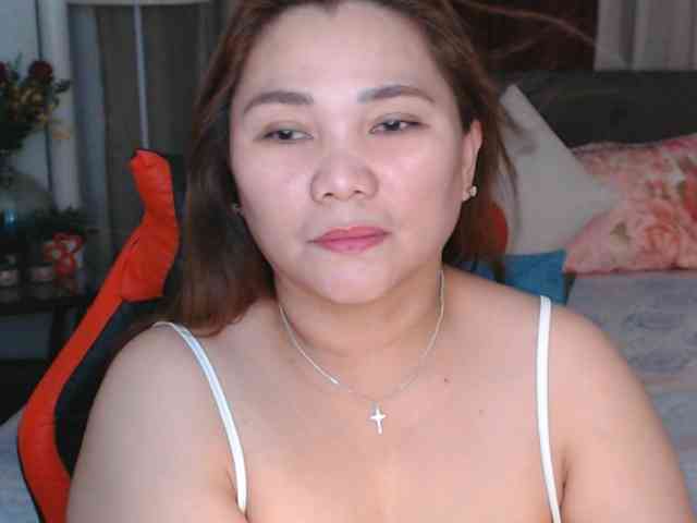 AsianHotMama143 webcam