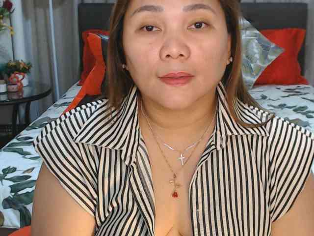 AsianHotMama143 webcam