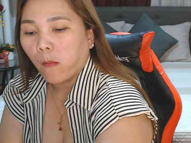 AsianHotMama143 webcam