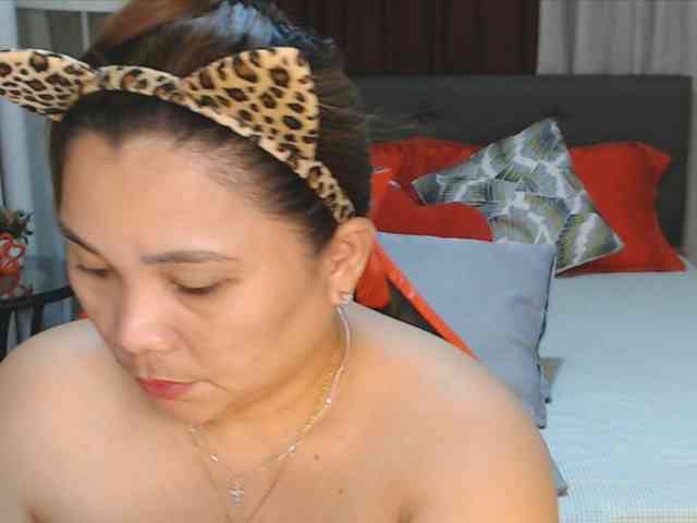 AsianHotMama143 webcam