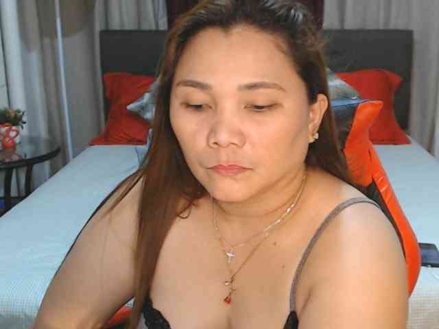 AsianHotMama143 webcam