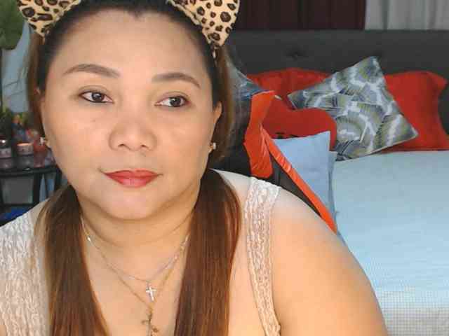 AsianHotMama143 webcam