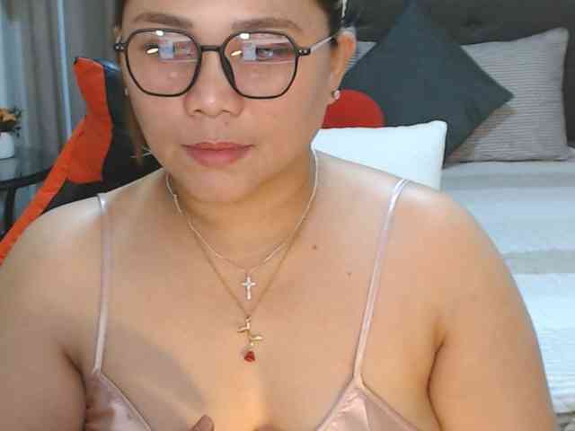 AsianHotMama143 webcam