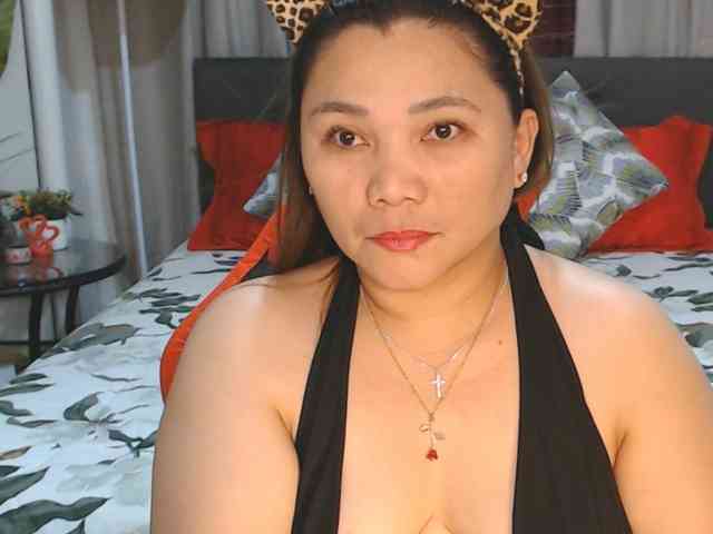 asianhotmama143's live room