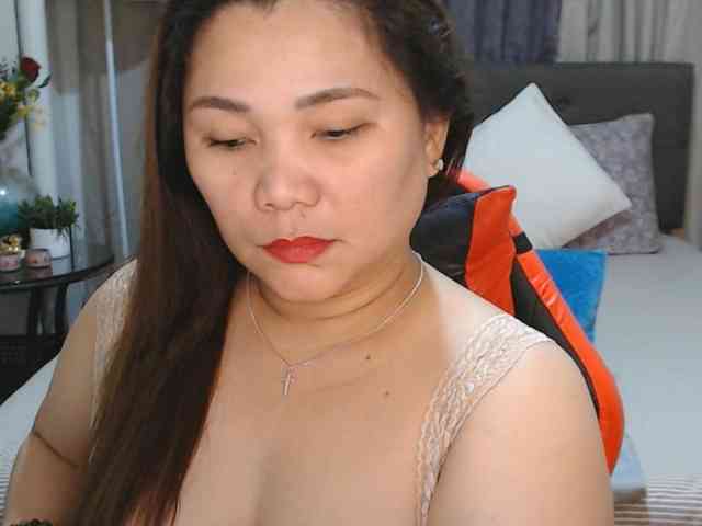 AsianHotMama143 webcam