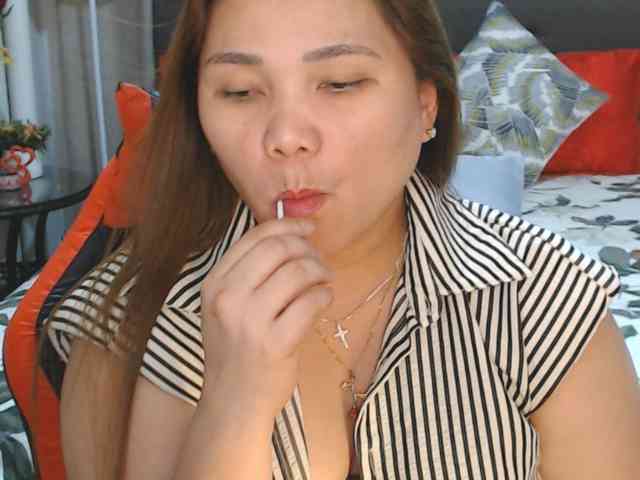 AsianHotMama143 webcam