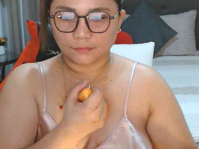 AsianHotMama143 webcam