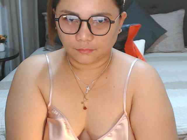 AsianHotMama143 webcam