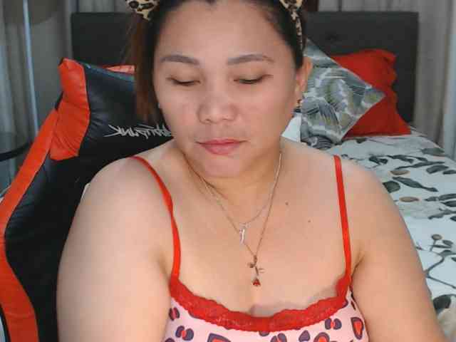 AsianHotMama143 webcam