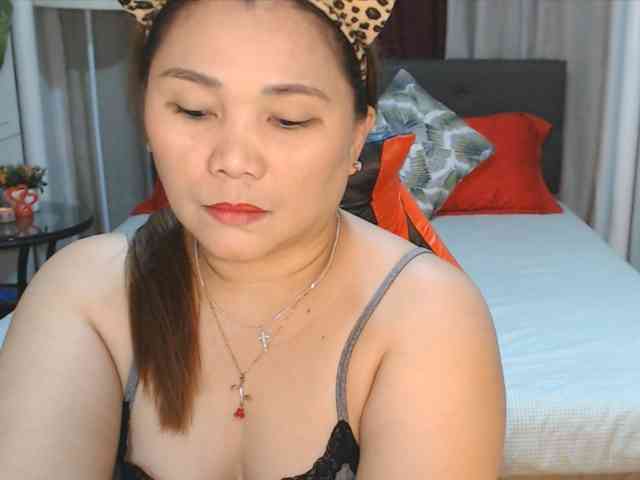 AsianHotMama143 webcam