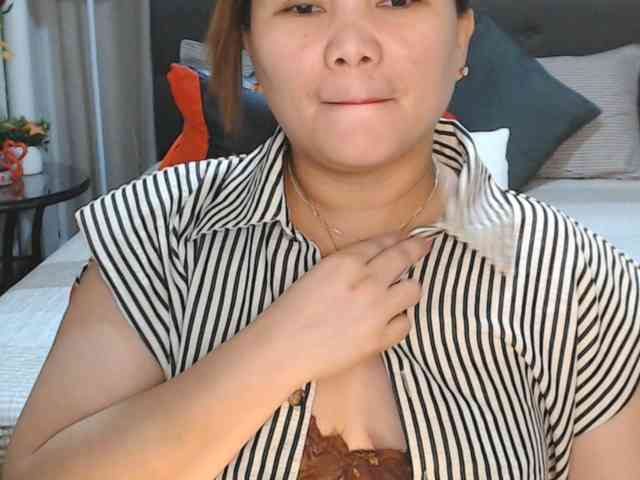 AsianHotMama143 webcam