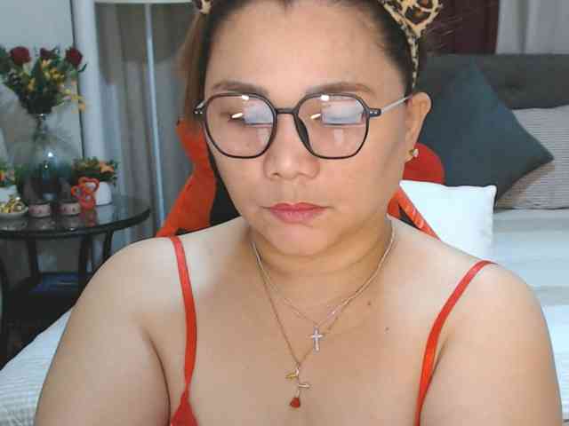 AsianHotMama143 webcam