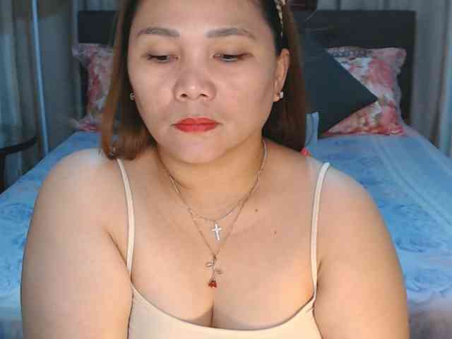 AsianHotMama143 webcam